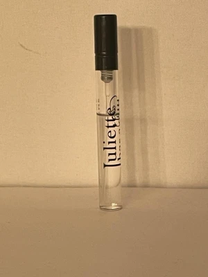Juliette Has a Gun not a perfume  -  Juliette Has a Gun not a perfume. Unik parfym som blir olika för olika användare. Den blir speciell på din hy. Noter ambroxan och cetalox. 5ml flaska 4ml kvar
