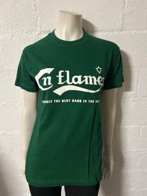 In flames T-shirt storlek S. - Helt ny T-shirt med In flames. Storlek S. Grön färg. Bomull.