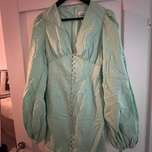 ADOORE klänning mini modell utgått  - Supersöt adoore klänning som tyvärr var för liten för mig. Modellen har utgått och går inte att få tag i längre. Nypris: 1495. Knappen längst ner har tyvärr ramlat av, går att sy på ny eller klippa av knapphålet och då märker man inte av det tror jag 😊