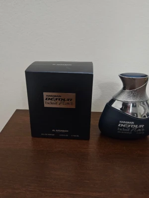 Al Haramain Detour Exclusif Noir 100 ml - Al Haramain Détour Exclusif Noir Eau De Parfum 100 ml. Sprayad fåtal ggr är ca 95/100 ml kvar.