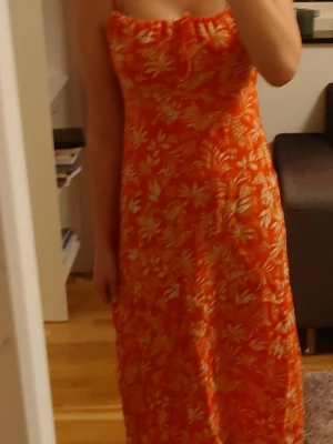 Röd orange sommarklänning - Fin sommarklänning från Zara. Sparsamt använd och har inga skador. Snygg med till exempel ett skärp vid midjan. Jag är ca 167 för längd referens 