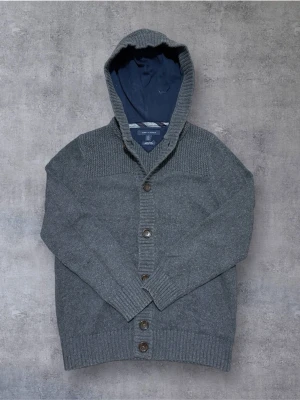 Stickad tommy Hilfiger cardigan med knappar - Säljer nu en riktigt fet stickad cardigan från Tommy Hilfiger med knappar, storlek S sitter mer som en M. Pris kan diskuteras 😊