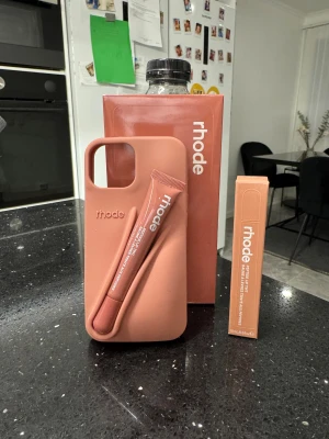 Rhode skal och lipptint - Färg: toast lotus.  passar iphone 13/14/15