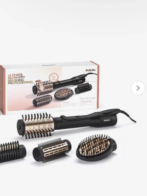 Babyliss Big Hair Luxe varmluftsborste - Säljer min varmluftsborste med flera utbytbara borsthuvuden och olika knappar, knappt använd bara provad! Nypris: ca 1400kr. Mitt pris: 550kr🙌🏻🥰