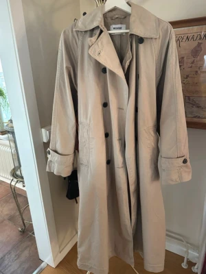 Trenchcoat  - Säljer min långa trenchcoat i beige köpt på Weekday! Jag är 166cm lång☺️