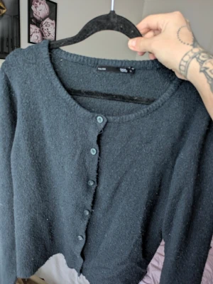 Marinblå stickad tröja från 157 - Marinblå stickad tröja från Lager 157, fint skick 