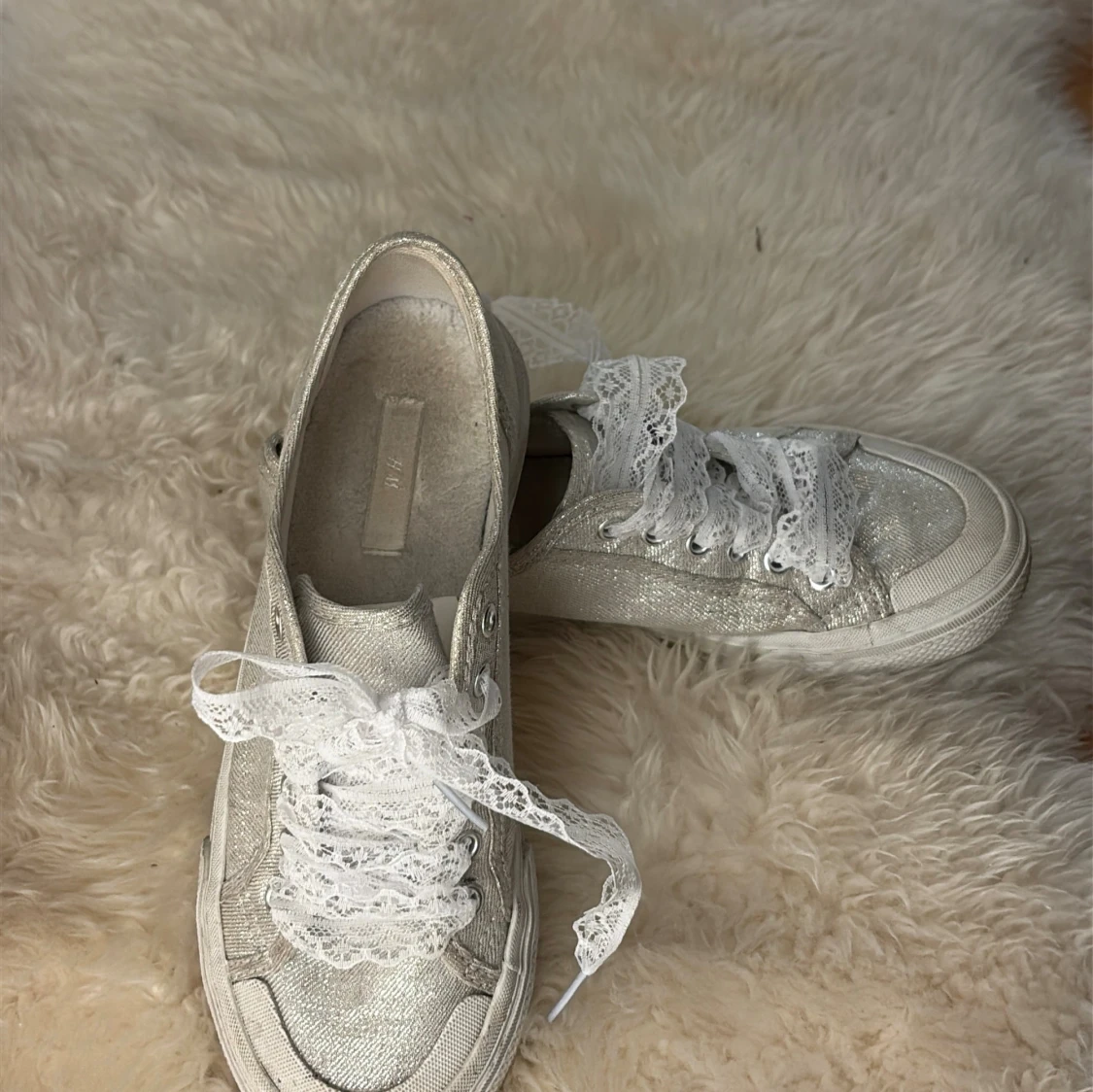 Silvriga sneakers med spetsiga snören - 2