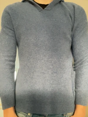 Merinoull hoodie - Säljer en snygg merinoull hoodie i färgen blå, använd fåtal gånger och tröjan passar bra till nästan allt. Storlek M, men passar även på S. Skriv till mig ifall ni har frågor eller vill ha fler bilder! 