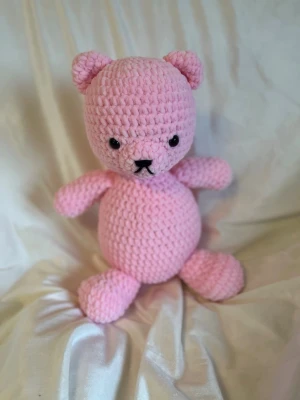 Stor virkad Björn  - Björnen är ca 36 cm hög ❤️ Björnen har Säkerhetsögon som inte rekommenderas för barn under tre år! 