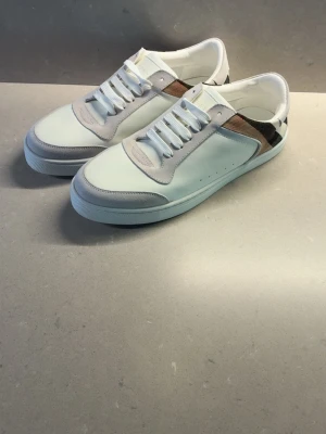 Burberry skor  - Vita burberry skor som e helt nya aldrig använda såklart 10/10 skick ingen box har jag Tyvär 