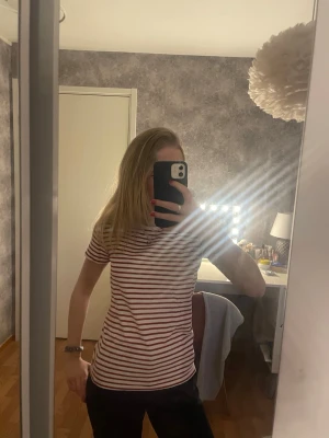 Randig T-shirt från Stadivaruis - Säljer en vit och röd randig t-shirt från Stradivarius i storlek XS. T-shirten har korta ärmar, rund halsringning och är gjord i mjuk bomull. 🤍❤️