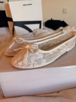 Ballerina skor - jättesöta ballerina skor från nelly i vit spetts, köpta denna sommar men ej blivit använda alls då dem va fel strl och utsolda då i dem andra storlekarna. skulle säga dem passar bäst ngn med 39-41 i sko strl då dem är i 38 men stora i storleken.❤️