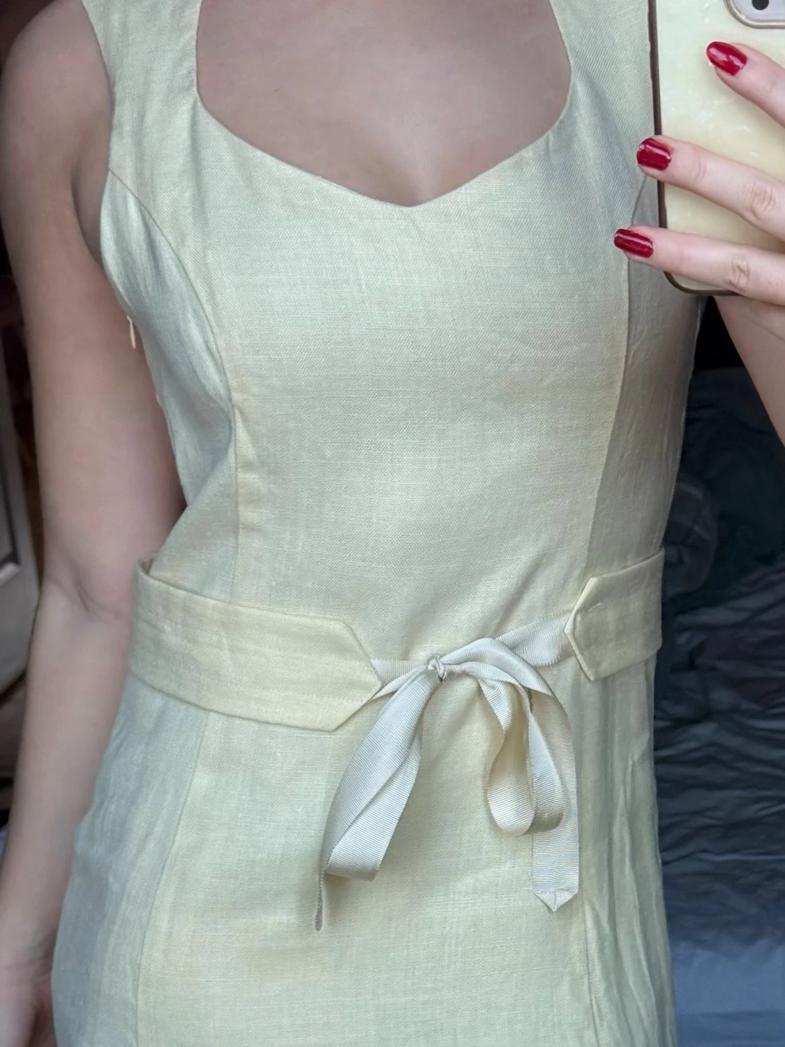 Ljus ärmlös klänning med knyt - 3