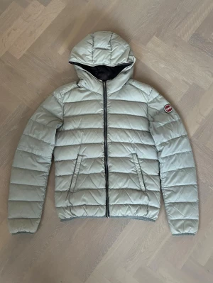 Colmar jacka - Tja säljer nu denna riktigt snygga och populära colmar jacka i storlek XS där nypris är cirka 4500kr, skick 8/10 vid minsta lilla fundering är det bara att höra av sig! Mvh Santén 