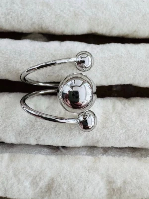 Silverfärgad ring  - .