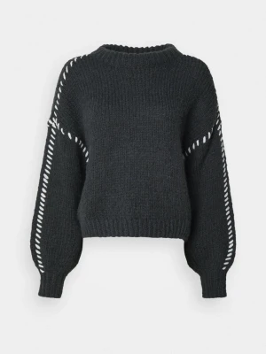 Stickad tröja från Vero Moda  - Passar mig som bär XS lite oversized. Gick upp i storlek då den egentligen har en kort model men passar självklart även M tjejer.