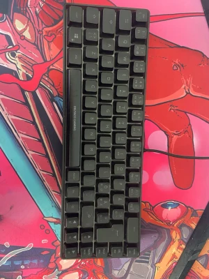 DELTACO GAMING RGB Mekaniskt Tangentbord - Kompakt mekaniskt tangentbord från DELTACO GAMING med RGB-belysning. Perfekt för gaming och skrivbord med begränsat utrymme. Tangenterna lyser i flera färger och tangentbordet är i gott skick med mindre tecken på användning. Svensk layout.