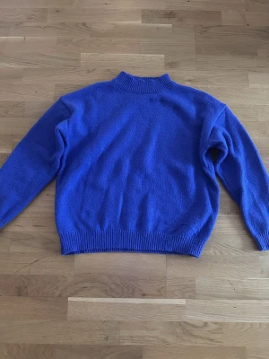 Blå stickad tröja - Säljer min blåa stickade tröja i storlek S