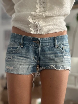 Abercrombie & fitch lågmidjade jeansshorts  - Ett par jeansshorts från Abercrombie & fitch i storlek W27, vilket motsvarar en vanlig S/M. Rakt över midjemått: ca 39cm. Jag fraktar inom 24h. Se liknande plagg i min profil!