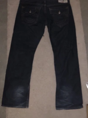 True religion jeans - Tjena säljer trueys för dom inte passar mig dom är i storlek 40 och till för någon som gillar baggy true religion jeans Priset är förhandlingsbart!
