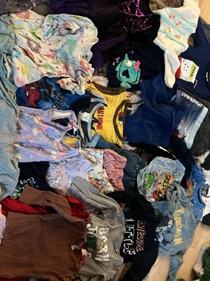 Barnkläder pakey 86-105 - Barn kläder med tryckt fjäril och blommor framtill från hm lindex mm 