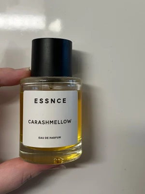 Essnce Carashmellow Eau de Parfum - Parfym från Essnce i doften Carashmellow. Mycket kvar av parfymen (se bild nummer två)❤️ 50 ml ❤️