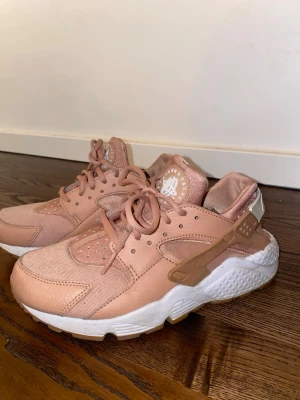 Nike Air Huarache sneakers rosa - Stl 38 - Snygga Nike Air Huarache i rosa nyans. Använda men i bra skick, normalt slitage. Bekväma och lätta sneakers som passar både vardag och promenader.