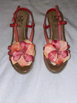 Kilklack  - Jättefina klackskor som inte har kommit till användning. Så somriga och fina 🤩✨ Storlek 37. Från ett Italienskt märke. Det står Vera Pelle på vilket betyder äkta läder, märket är Mercante di Fiori