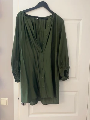 Grön lång blus  - Snygg lång blus från H&M använt en gång. Snygga detaljer vid ärmarna💘