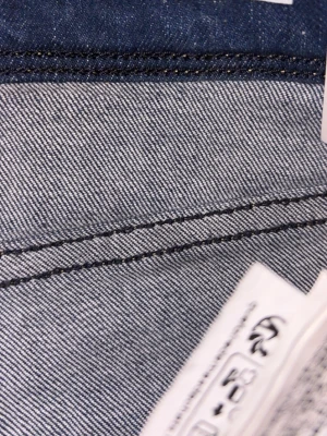 Replay jeans med slitningar, blå, 30/32 - Säljer ett par blå Replay jeans med schyssta slitningar och distressed detaljer på benen. Jeansen har klassisk femficksdesign och raka ben. Materialet är jeans i bomull och de har en snygg tvättad look som ger en cool vibe.