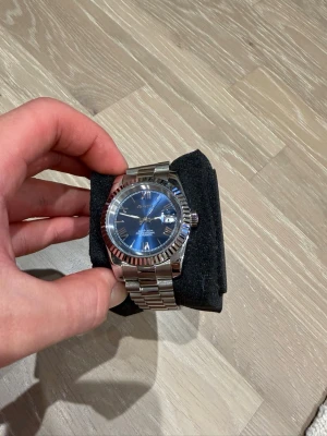 Seiko mod klocka  - Säljer en helt ny seiko mod klocka med blå urtavla och romerska siffror