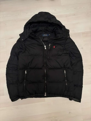  Polo Ralph Lauren Jacka - Polo Ralph Lauren gorham down modell   Nypris 6000kr   Inga defekter   Riktigt snygg och varm jacka   Vid frågor om mått eller annat är det bara att skriva.  Kom med bud✅