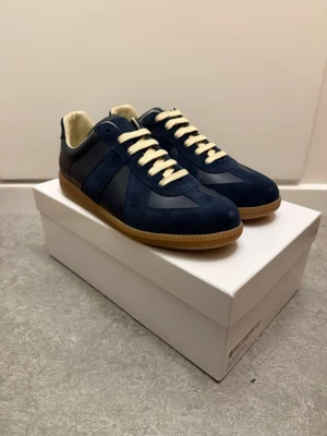Maison Margielas GATS - Tja! Säljer dessa riktigt feta blåa maison margelias Gats! De är i storlek 43 och i toppskick! Nästan aldrig använda! Box och dustbags medföljer! Skickas samma dag! Tveka inte att kontakta vid frågor eller funderingar!