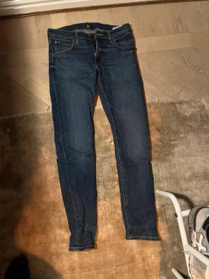 Lee jeans - Ett par lee jeans med snygg slim passform. Storlek 29/32 men de är inte för långa ifall man har kanske 29/31 eller 29/30. 