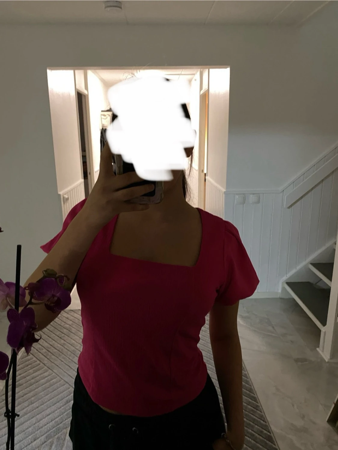 Rosa blus med fyrkantig hals