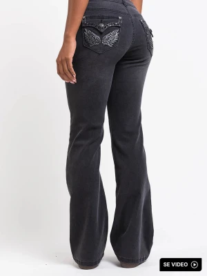 Svarta bootcut jeans med broderi - Jag säljer dessa byxor på grund av att de inte passade mig, dom är i helt nytt skick! 