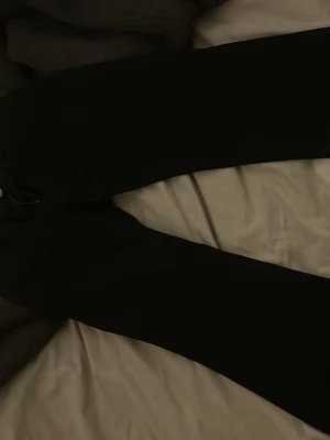 Svarta  jeans från Nelly - Säljer ett par svarta jeans. Klassisk femficksmodell och smal passform hela vägen ner. Perfekta till sneakers eller boots och funkar året runt. Materialet är stretchigt och bekvämt för vardagslooken. Helt nya, aldrig använda❤️🌺