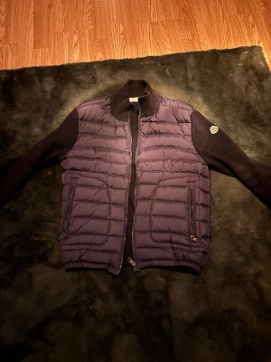 Moncler cardigan - Har använt den i en halv sommar men är lite för liten för mig, om du har storlek S så passar den nog dig