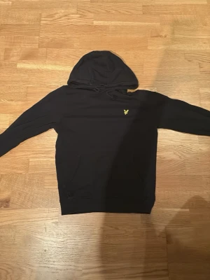 Lyle & Scott hoodie - Lyle & Scott hoodie i xs men passar s. 