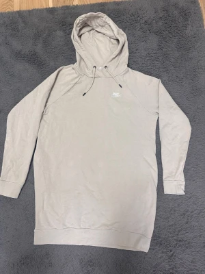 Nike hoodie (längre variant) - En skön oversized Nike hoodie. Använd nån gång ibland. Man kan ha den till lite vad som helst! Bekväm att gå runt med! 