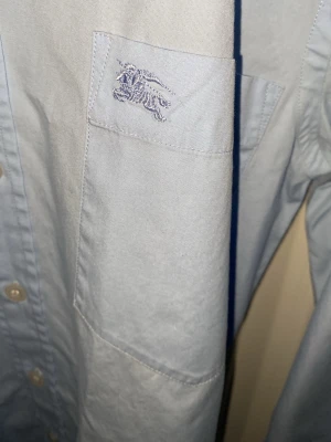 Ljusblå skjorta från Burberry - Säljer inte villse vad ni kan va beredd och ge för den och om om jag känner att jag får ett bra pris så kancke den säljs