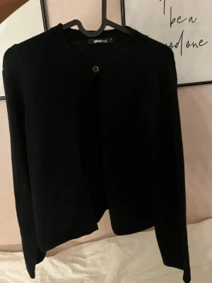 Svart kofta från Gina Tricot - Säljer en svart kofta med en knapp framtill, den är i storlek S men passar också Xs då den är stor i storleken.