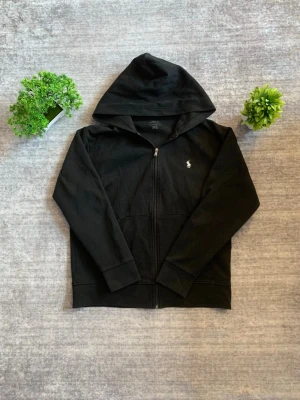 Ralph Lauren zip up - Black Ralph Lauren zip-up hoodie 🖤 in good condition. Size M but fits more like a Small, giving a slimmer fit ✨. Made from soft, high-quality material with the iconic Ralph Lauren logo 🐎. Perfect for everyday wear or a clean casual look 👌. Price is negotiable 💸.  Size: M (fits like S) Condition: Used – Good ✅ 