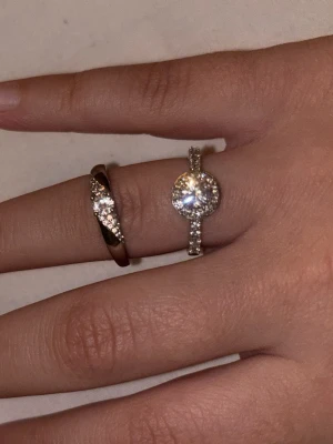 Två ringar i äkta silver! 925!  - Två olika ringar i äkta silver (925) som aldrig riktigt kom till användning då jag börjat ta mest gold smycken nu. Båda är i fin skick och söker ett nytt hem! Kontakta mig om du är intresserad då jag inte har på ”köp nu” för det är två ringar. 75kr st!! 