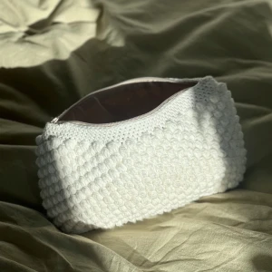 Virkad necessär  - Hemmagjord, virkad necessär med beiget innertyg! Bredd: 23 cm Djup: 13 cm Görs också i andra storlekar och färger. Skriv gärna vid intresse eller frågor😊