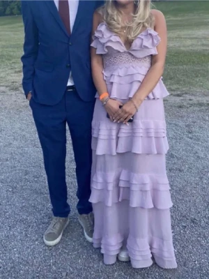 balklänning från true decadence  - såå fin balklänning från true decadence. storlek 38 men passade mig som brukar ha 36 också 💗💗 uppsydd för att passa nån som är 170 men den är ändå lite lång 😊😊