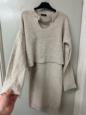 2-delad set klänning och tröja - En jätte fin 2-delad set.  Perfekt att bära en sommardag och sedan ta över tröjan när kylan kommer.  Inbyggt halsband! Storlek M