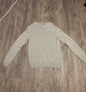  stickad tröja Oscar Jacobson - Säljer en stilren  stickad tröja från Oscar Jacobson. Tröjan har rund halsringning, ribbade muddar och är långärmad. Perfekt för lager-på-lager och enkel att matcha med jeans eller chinos. Pris kan diskuteras vid snabb affär.