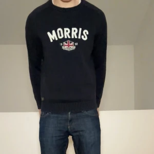 Morris mörkblå tröja - Säljer en sjukt fet mörkblå stickad tröja ifrån Morris. Tröjan är i bra skick då den varit väl omhändertagen. Storleken är M fast passar även S!! Hör gärna av er vid frågor elr funderingar!!