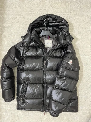 Moncler Maya  - Säljer den för tröttnat på modellen, kvitto finns 